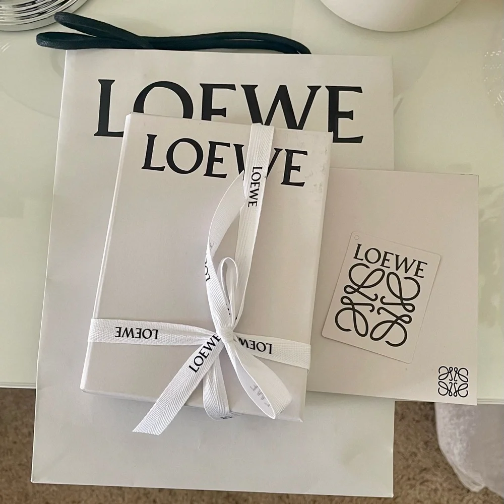 Loewe White Gift Set with Ribbon - Picture 1 of 3